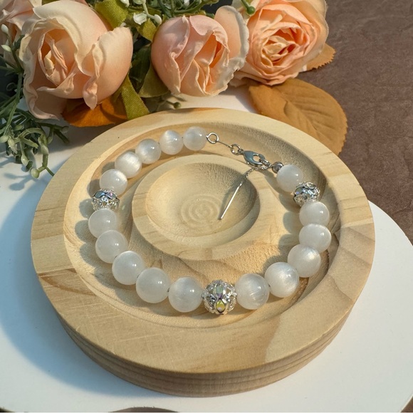 White Cat’s Eye Glossy Beaded Bracelet - Picture 4 of 5